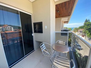 Apartamento familiar, 2 habitaciones, junto a la playa | Espacio para trabajar con un portátil y ropa de cama