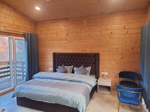 Egyptian cotton sheets, premium bedding, memory-foam beds - Kafal Village Wood House (Dhanaulti)