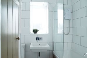 Haartrockner, Handtücher, Seife, Toilettenpapier