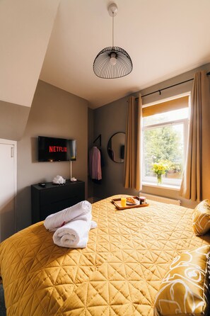 3 bedrooms, iron/ironing board, WiFi, bed sheets