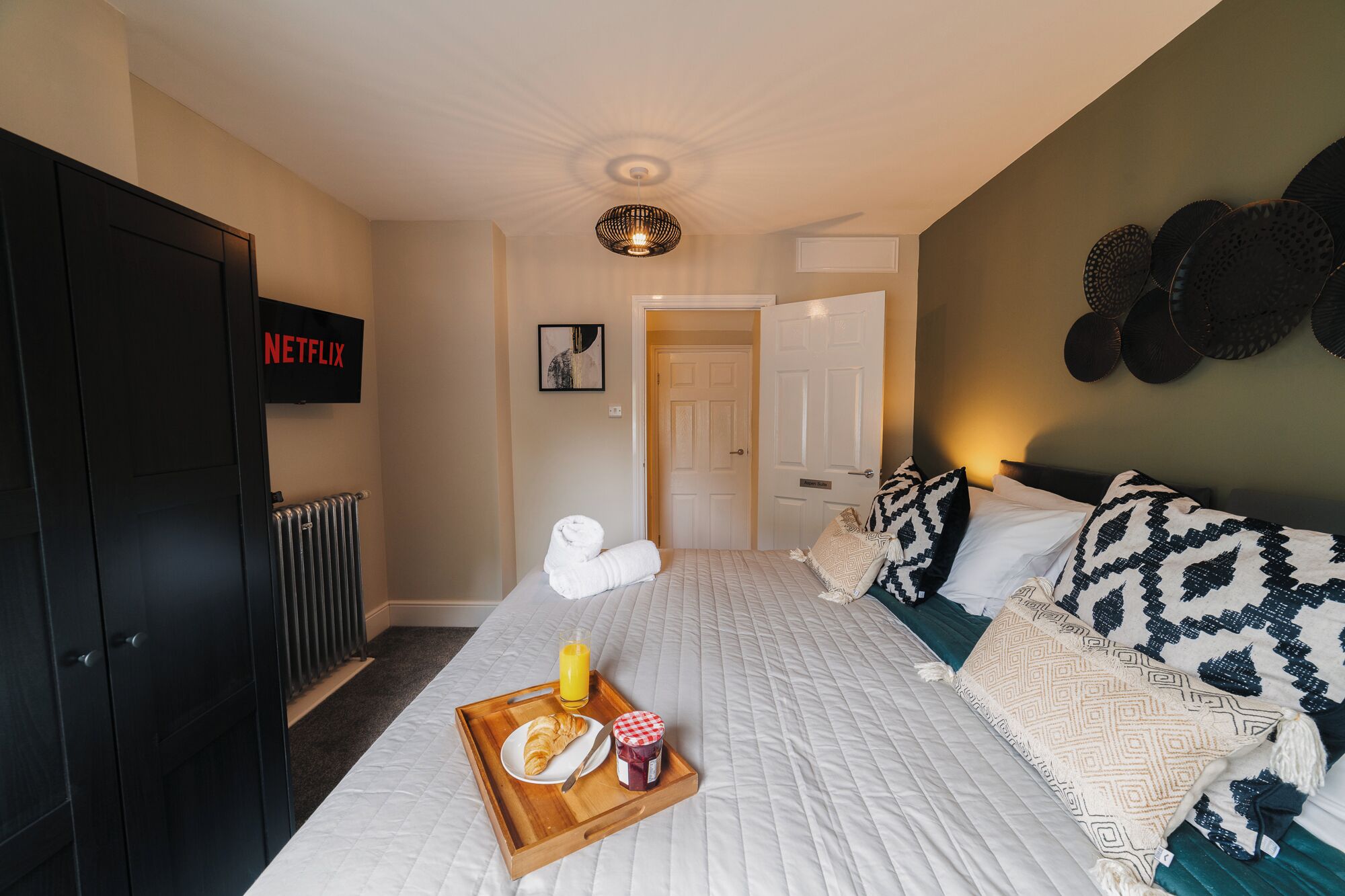 3 bedrooms, iron/ironing board, WiFi, bed sheets