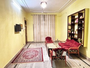 Comfort Duplex | Living area | Flat-screen TV, fireplace