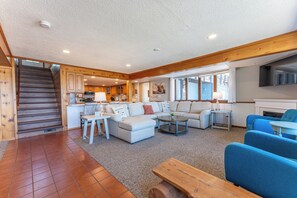 Living area - Sandy Point Resort's Incredible Family Retreat (Ely)