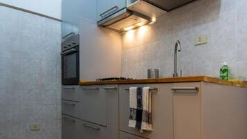 Frigorifero, forno, piano cottura, macchina per tè/caffè