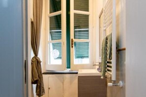 Regadera, secadora de cabello, bidet, toallas 