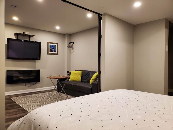 1 bedroom, free WiFi, bed sheets - Home Away From Home (Brampton)