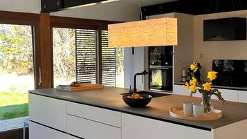 Køleskab, mikrobølgeovn, ovn, kogeplade