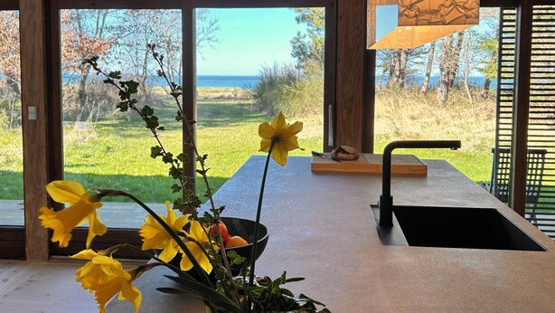 A modern kitchen with a large window, a sink, and a tray with two mugs. - Seaside holiday home (Grenaa)
