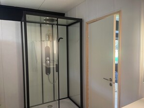 Shower, hair dryer, soap, toilet paper - Seaside holiday home (Grenaa)