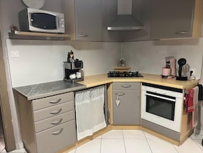 Micro-ondes, four, plaque de cuisson, lave-vaisselle