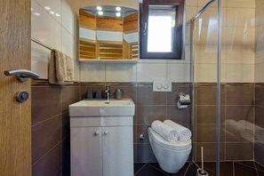Standard House, Multiple Bedrooms (House Stella Nature) | Bathroom | Shower, towels, soap, shampoo