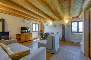 Casa estándar, varias habitaciones (House Stella Nature) | Área de sala de estar | Televisión de pantalla plana de 21 pulgadas con canales digitales 