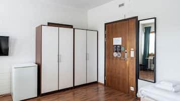 Quarto triplo standard, banheiro compartilhado | Escrivaninha, Wi-Fi de cortesia, roupa de cama