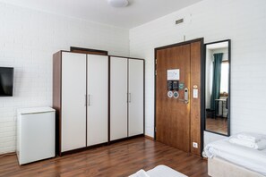 Chambre Triple Standard, salle de bains commune | Bureau, Wi-Fi gratuit, draps fournis