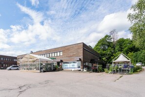 Front of property - Hiisi Hostel Vihti - Private Rooms (Vihti)