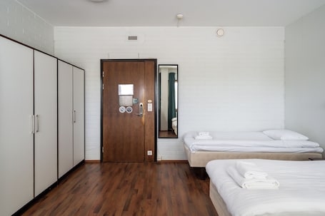 Escritorio, wifi gratis y ropa de cama . Hiisi Hostel Vihti - Private Rooms