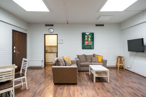 Lobby sitting area - Hiisi Hostel Vihti - Private Rooms (Vihti)