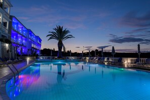 Een seizoensgebonden buitenzwembad en parasols bij het zwembad