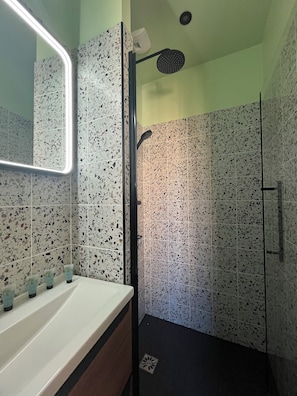 Dusche, Haartrockner, Handtücher, Seife