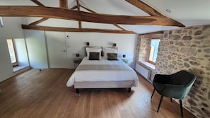 5 bedrooms, travel crib, free WiFi, bed sheets