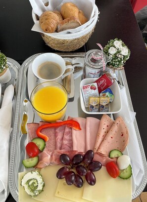 Daily continental breakfast (EUR 15 per person) - Enjoyit Rooms (Velden am Worther See)