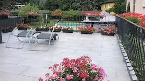 Family Triple Room, Garden View | Desk, laptop workspace - Enjoyit Rooms (Velden am Worther See)