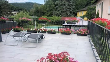 Familie driepersoonskamer, uitzicht op tuin | Een bureau, een laptopwerkplek