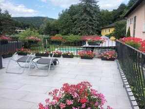 Familie driepersoonskamer, uitzicht op tuin | Een bureau, een laptopwerkplek