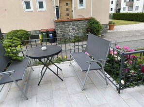 Escritorio y espacio para trabajar con laptop 