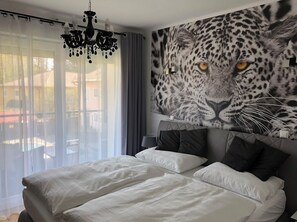 Comfort tweepersoonskamer, uitzicht op zwembad | Een bureau, een laptopwerkplek