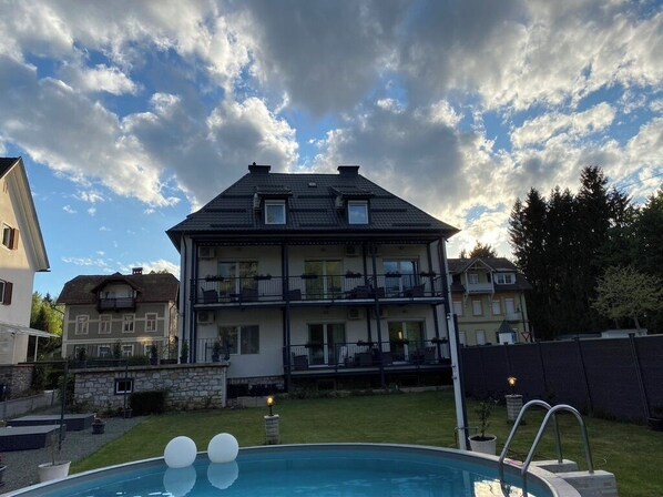 Front of property - Enjoyit Rooms (Velden am Worther See)