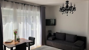 Family Triple Room, Garden View | Bathroom | Shower, hair dryer, towels, shampoo - Enjoyit Rooms (Velden am Worther See)