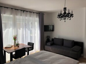 Familie driepersoonskamer, uitzicht op tuin | Badkamer | Een douche, een haardroger, handdoeken, shampoo