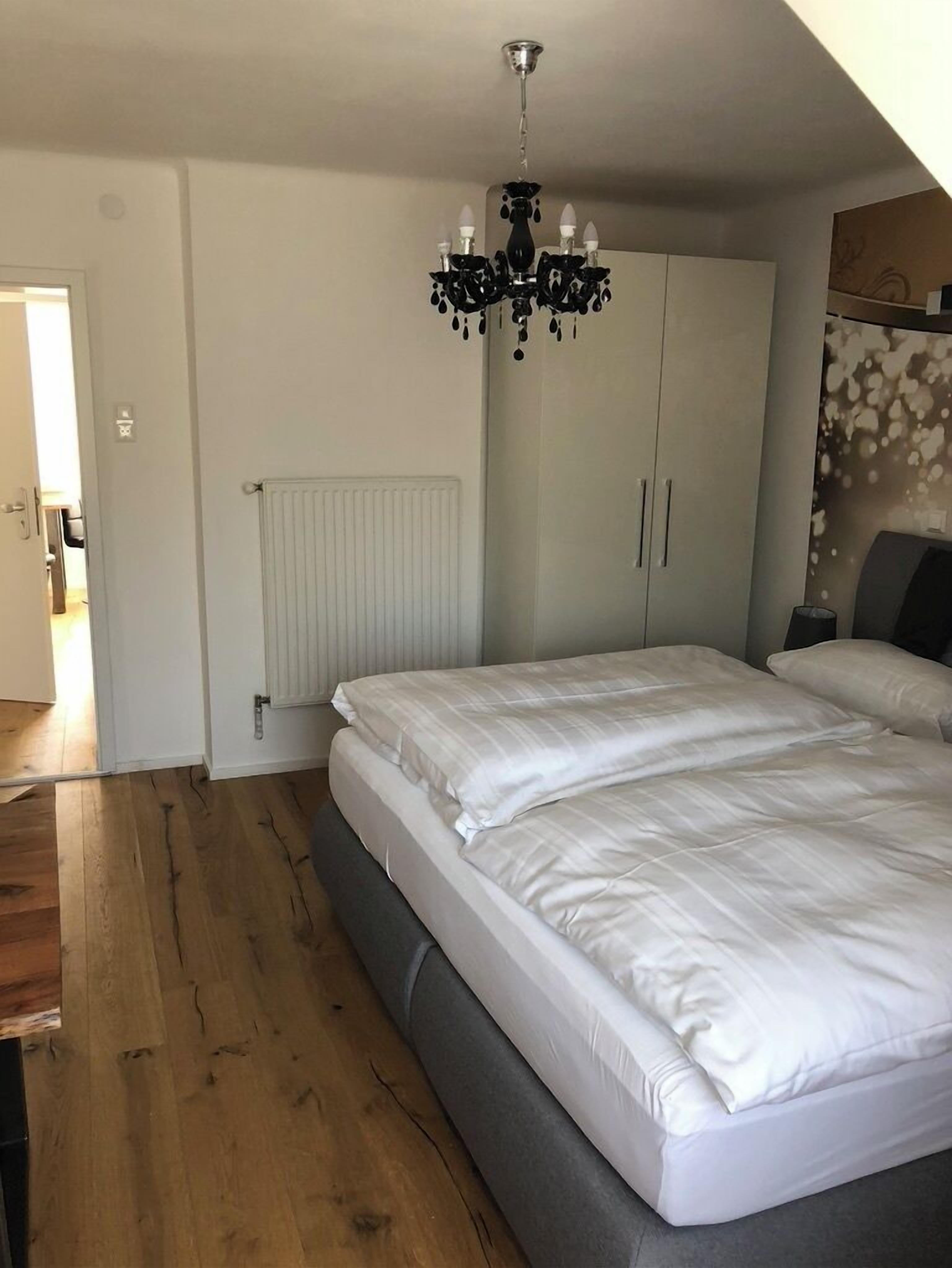 Escritorio y espacio para trabajar con laptop 