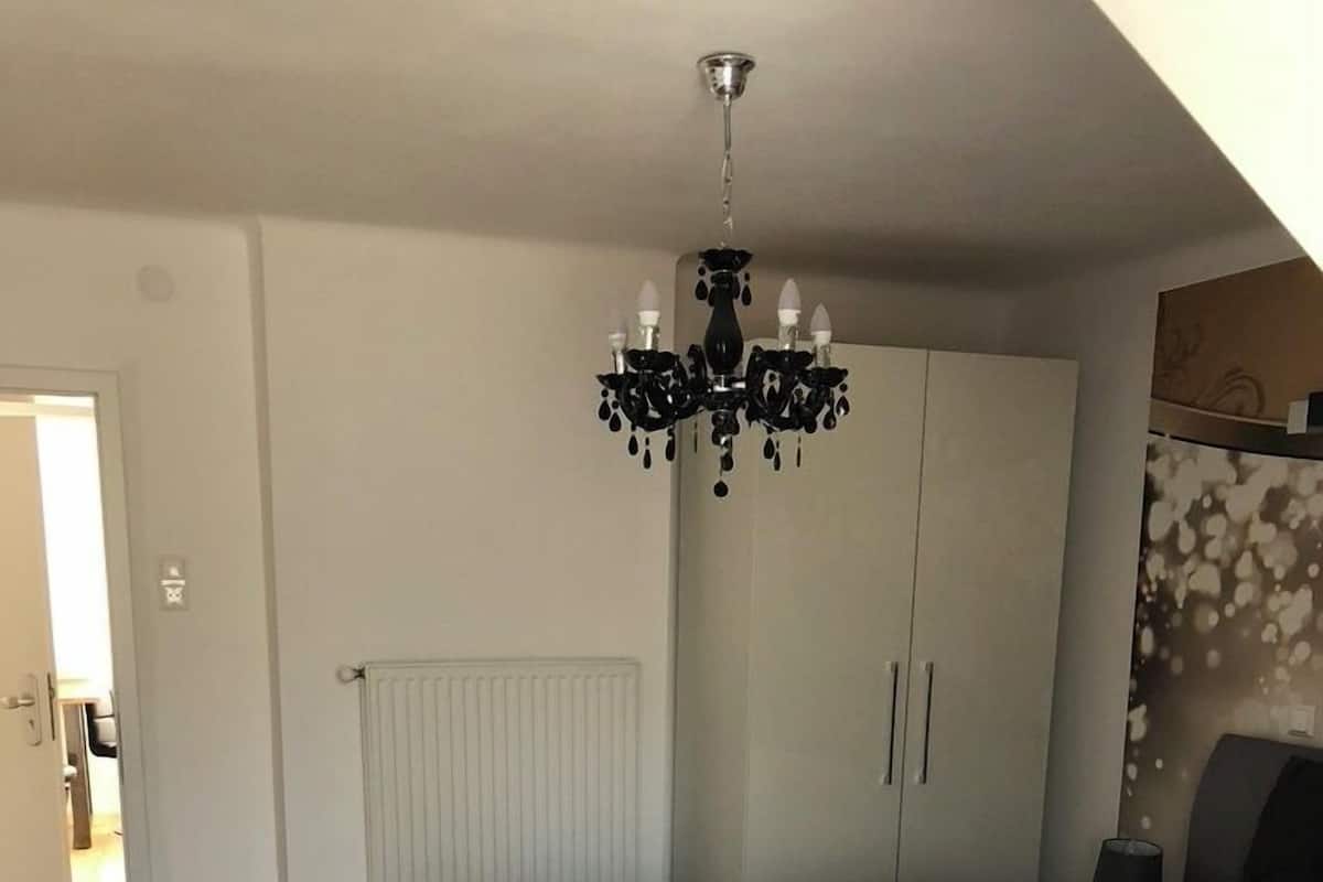 Escritorio y espacio para trabajar con laptop