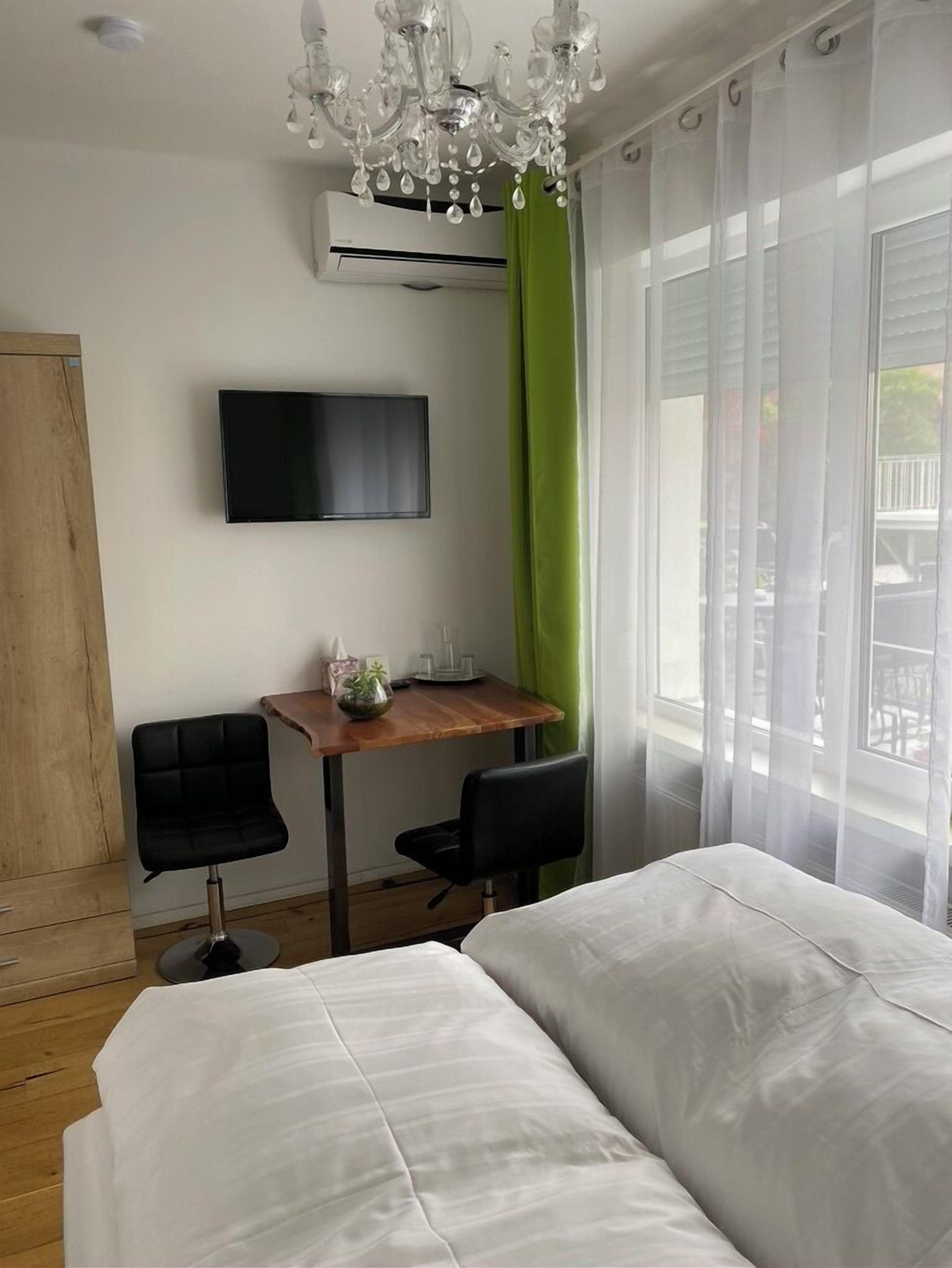 Escritorio y espacio para trabajar con laptop 