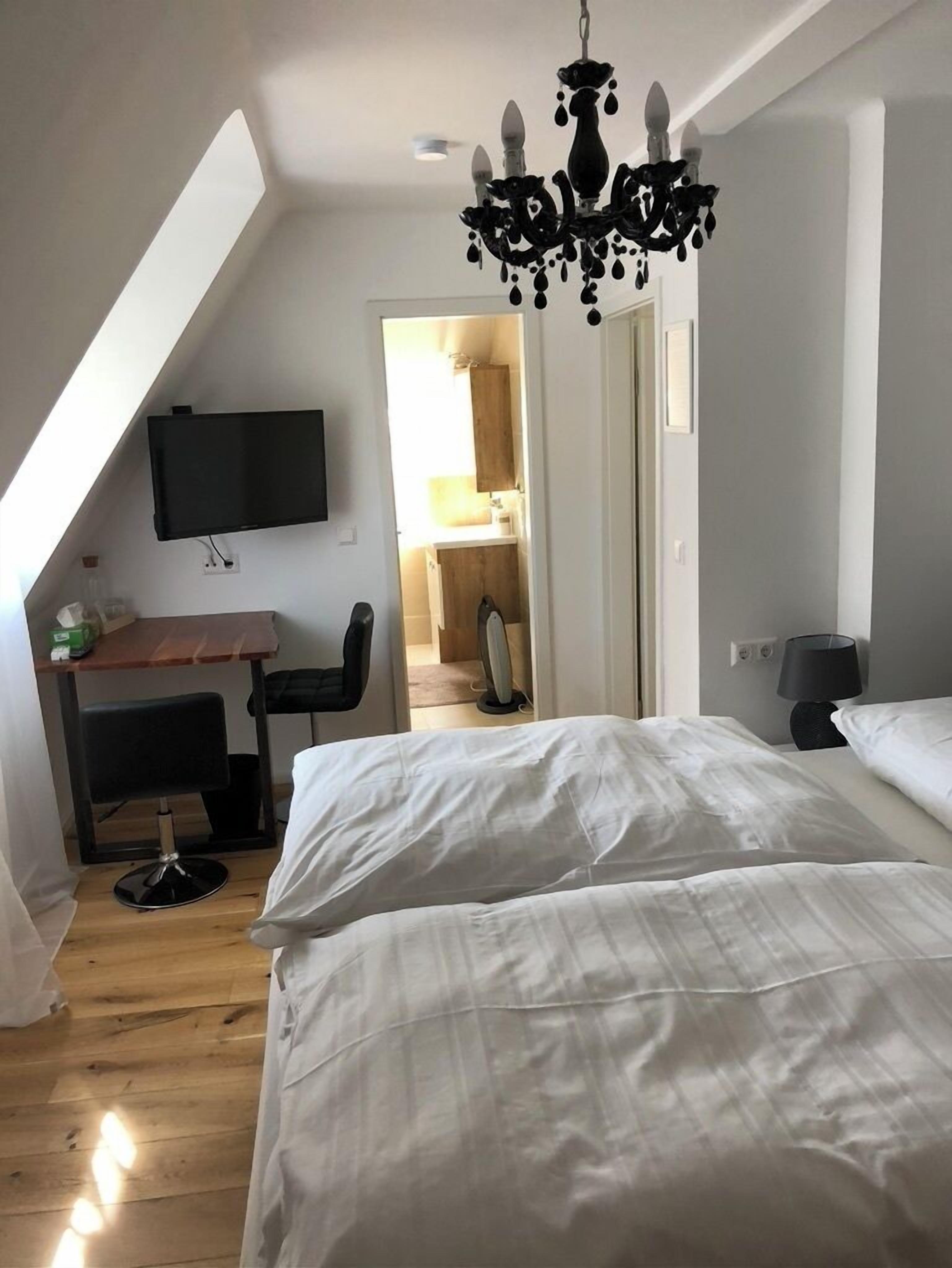 Escritorio y espacio para trabajar con laptop 