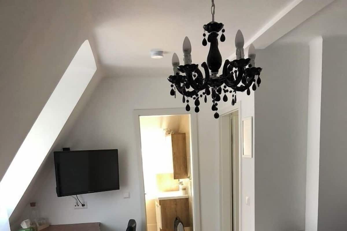 Escritorio y espacio para trabajar con laptop