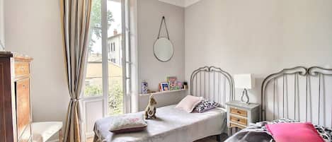 5 bedrooms, WiFi, bed sheets