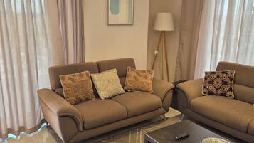 Deluxe Apartment, Garden View | Living area