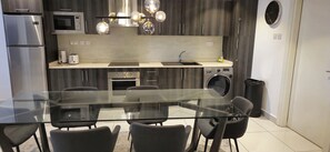 Réfrigérateur, four à micro-ondes, un four, surface de cuisson