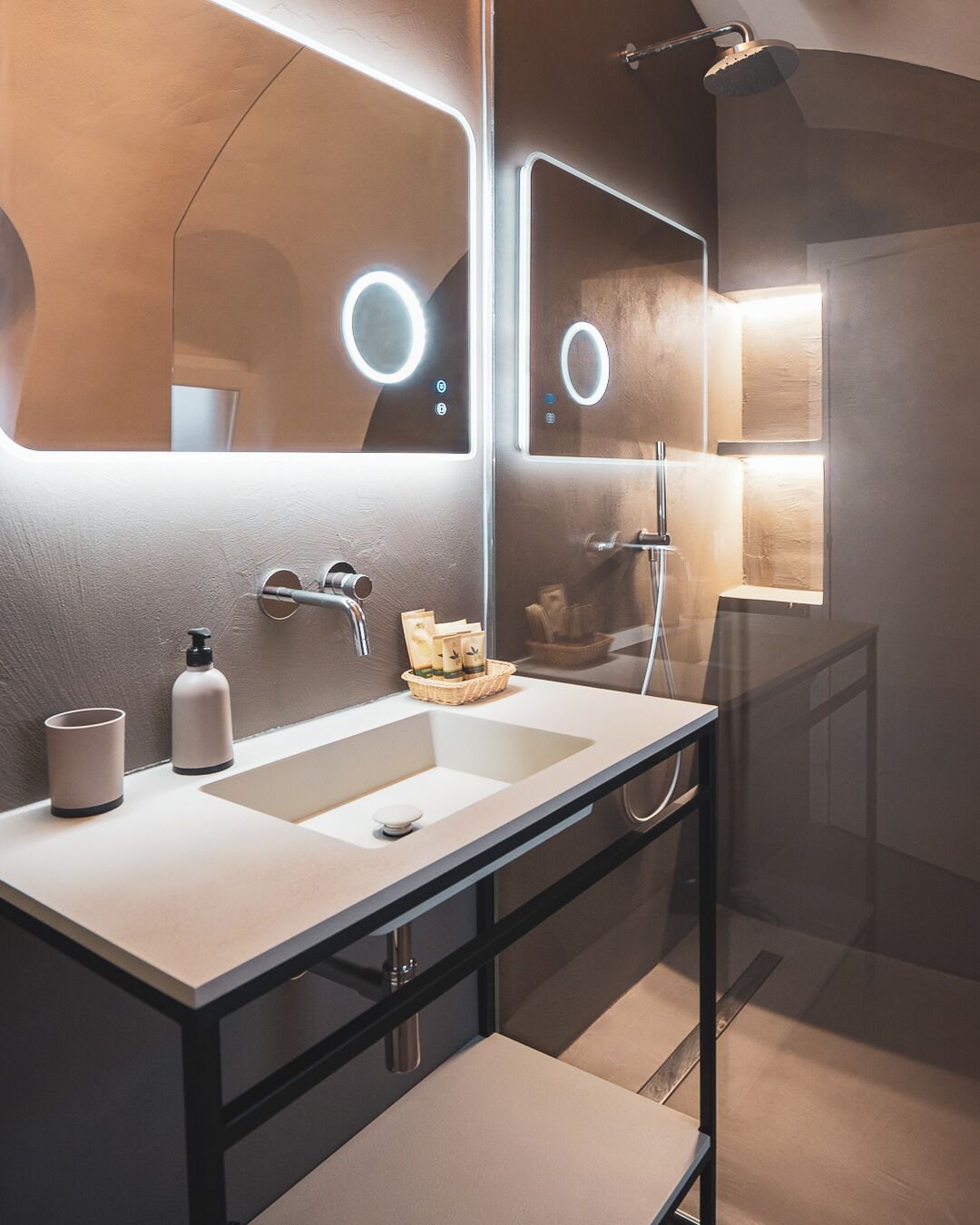 Ducha, secador de pelo, bidet, toallas