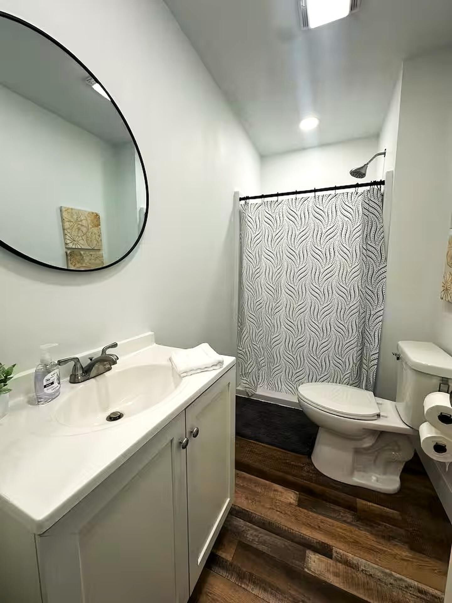 Douche, serviettes fournies, savon, papier de toilette
