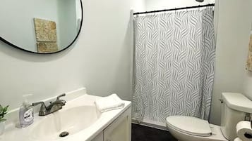 Douche, serviettes fournies, savon, papier de toilette