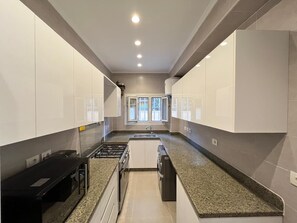 Een magnetron, een oven, een kookplaat, een vaatwasser