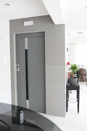 Lift - Agapaki Studios (Neos Marmaras)