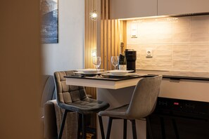 Apartment, Smoking