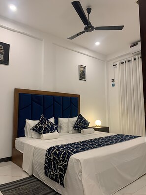 Desk, laptop workspace, free WiFi - Shelo Transit Hotel (Katunayake)