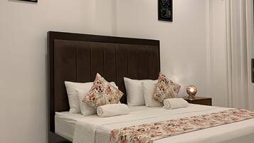 Desk, laptop workspace, free WiFi