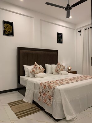 Desk, laptop workspace, free WiFi - Shelo Transit Hotel (Katunayake)